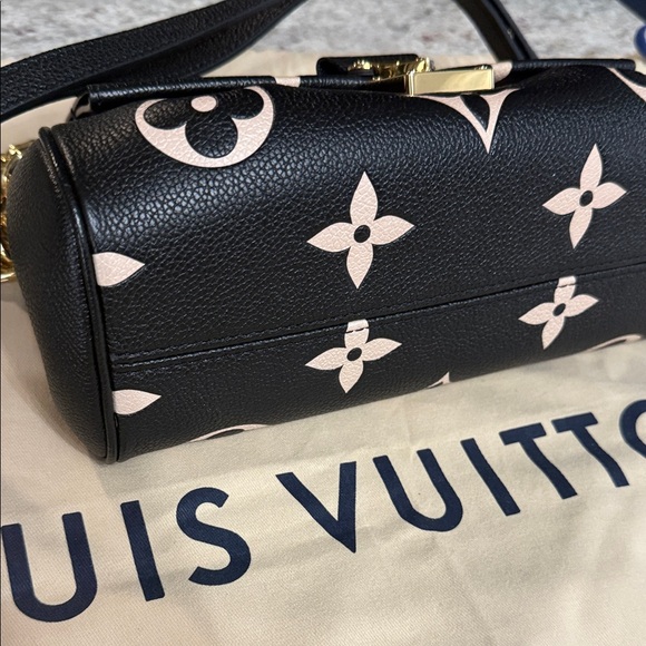 Louis Vuitton Black and Cream Crossbody Bag with Gold Chain - Picture 2 of 3